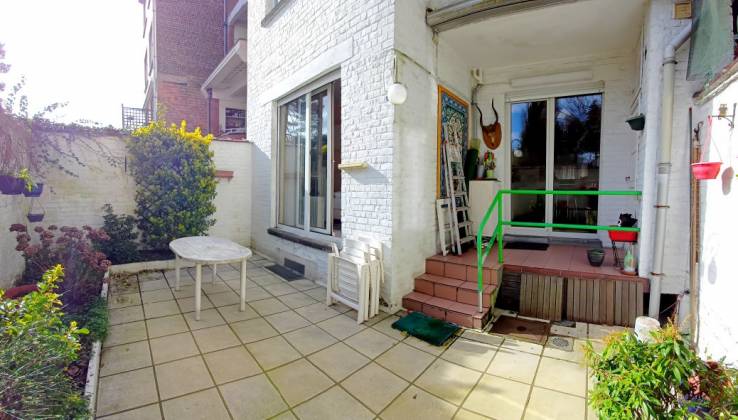 Groundfloor with garden-great potential to refresh!