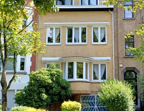 Prestigio-espléndida casa burguesa con vistas al parque